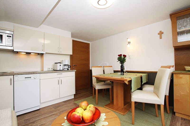 Wohnküche mit Essecke im Appartement in Fiss