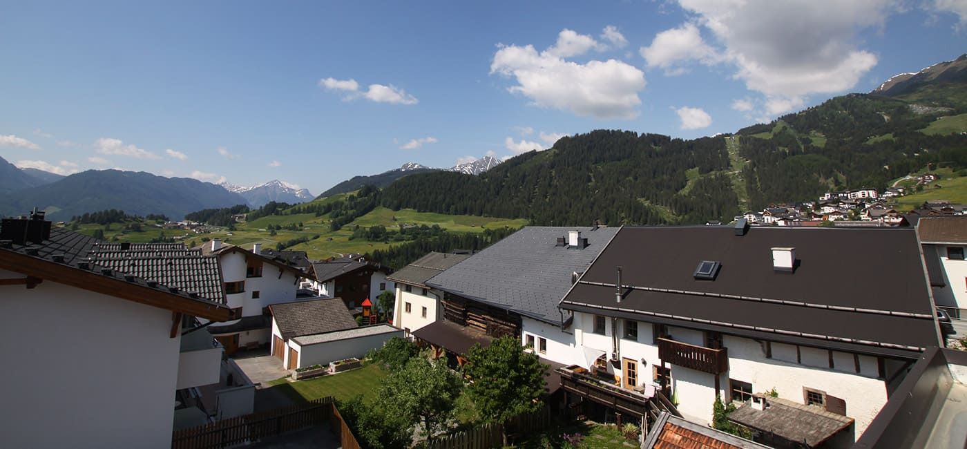 Aussicht auf die Tiroler Bergwelt von Haus Rietzler in Fiss