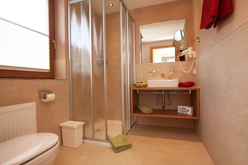 Doppelzimmer mit Couch, Dusche und WC in Apart Rietzler in Fiss, Tirol
