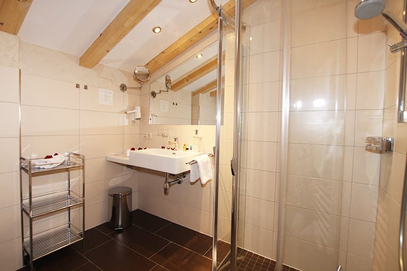 Doppelzimmer mit Dusche und WC in Apart Rietzler in Fiss, Tirol